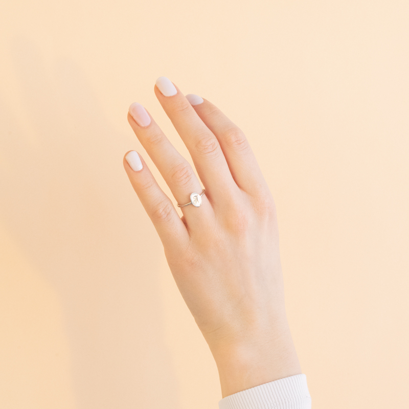 Oválný prsten s gravírem písmene Riley 101100
