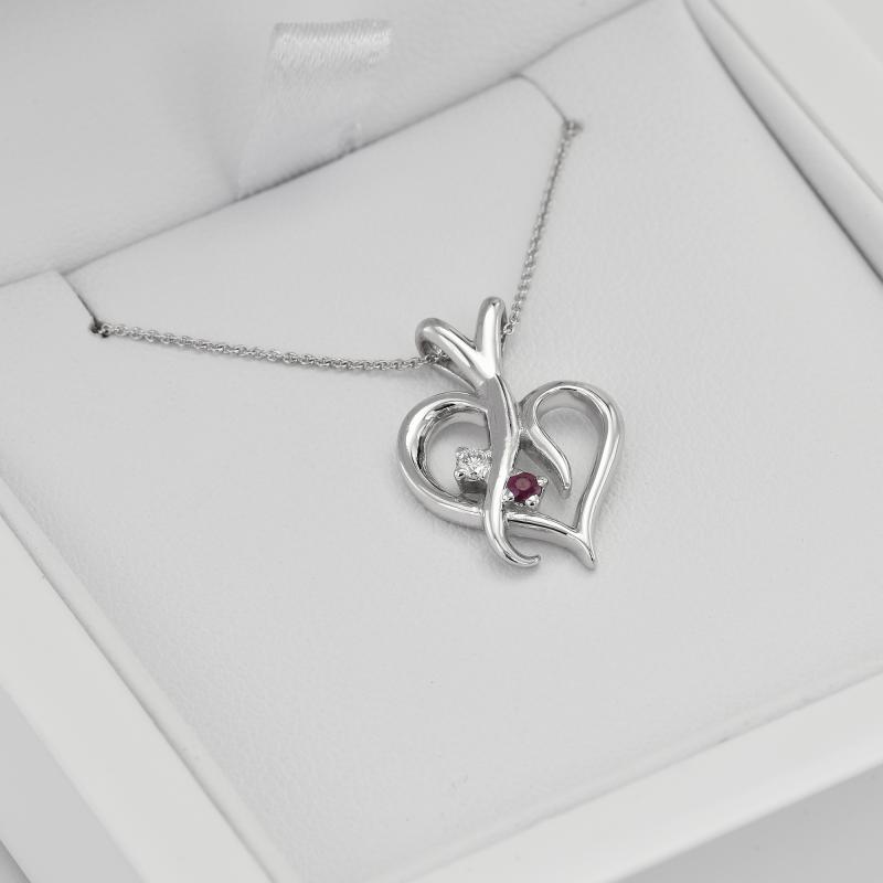 Stříbrný přívěsek ve tvaru srdce s rubínem a diamantem Lynelle 103310