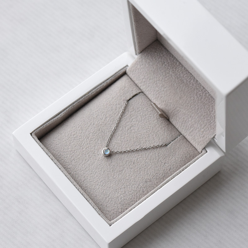 Stříbrný minimalistický náhrdelník s měsíčním kamenem Glosie 103710
