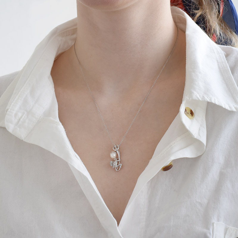 Stříbrný čert v náhrdelníku s perlou a lab-grown diamanty Devil 104250
