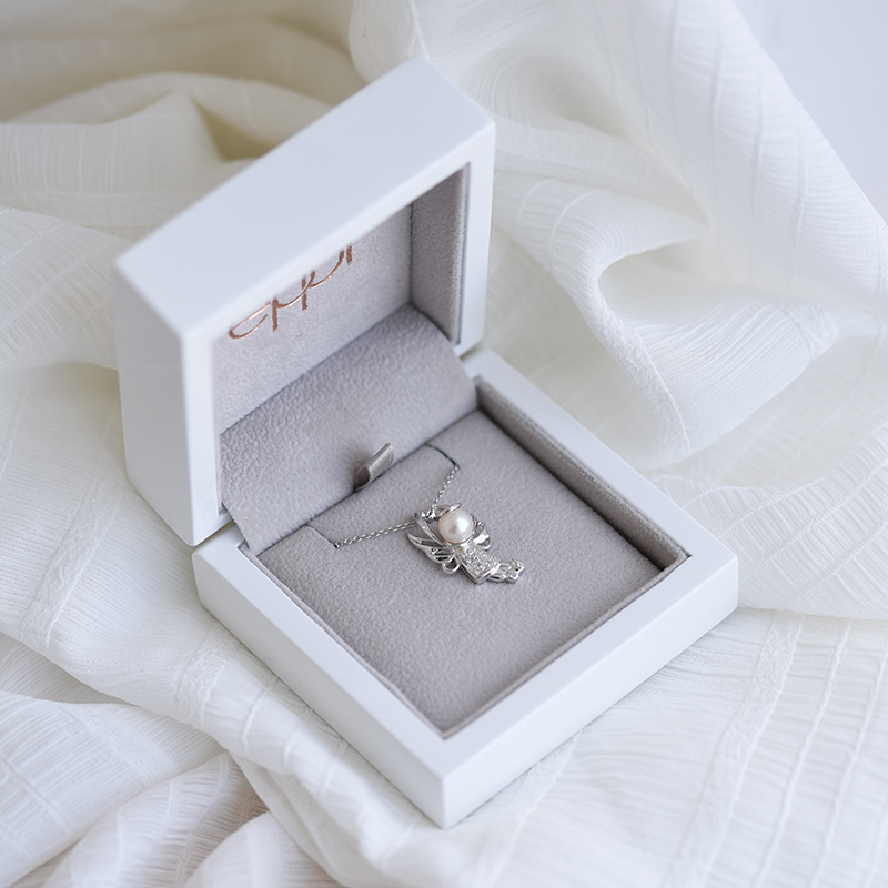 Stříbrný anděl v náhrdelníku s perlou a lab-grown diamanty Angel 104260