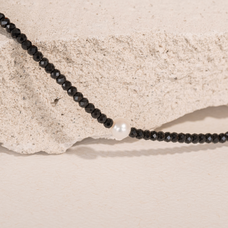 Stříbrný náhrdelník s perlou a spinelovými korálky Gibbs 104340