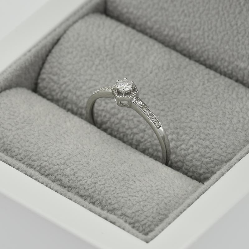 Stříbrný prsten s postranními lab-grown diamanty Hubert 104630