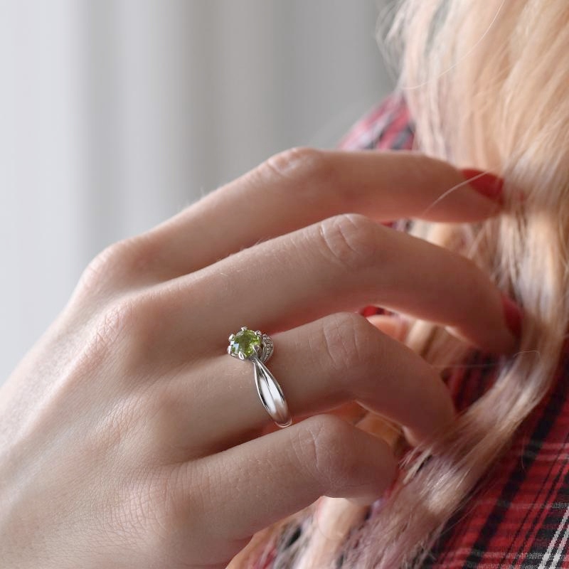 Stříbrný prsten s olivínem 107830
