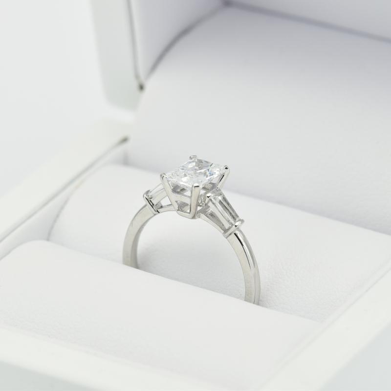 Prsten z platiny s obdélným diamantem 10950