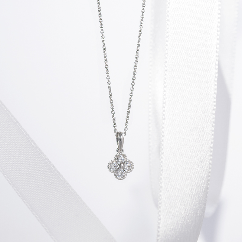 Přívěsek s diamanty ve tvaru květiny Arwen 110340