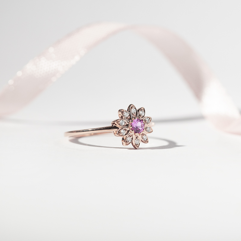 Květinový prsten s růžovým safírem a lab-grown diamanty Noely 113040