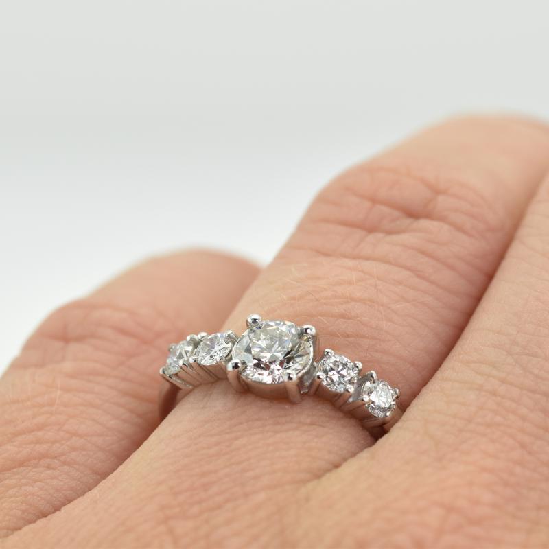 Zásnubní prsten s pěticí diamantů Hemendra