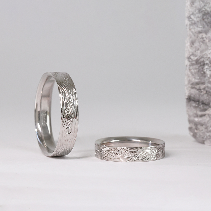 Snubní prsteny s ruční rytinou motivu dřeva a diamanty Dyanna 117000