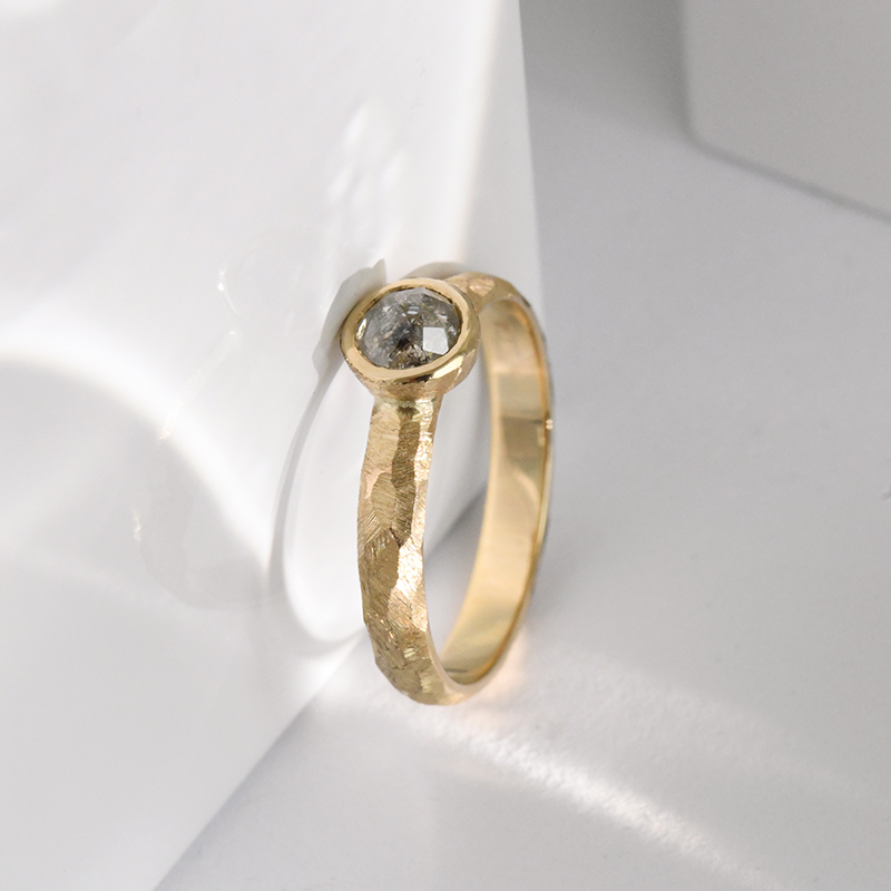 Tepaný prsten se salt and pepper diamantem v routovém brusu Seraphine 117600