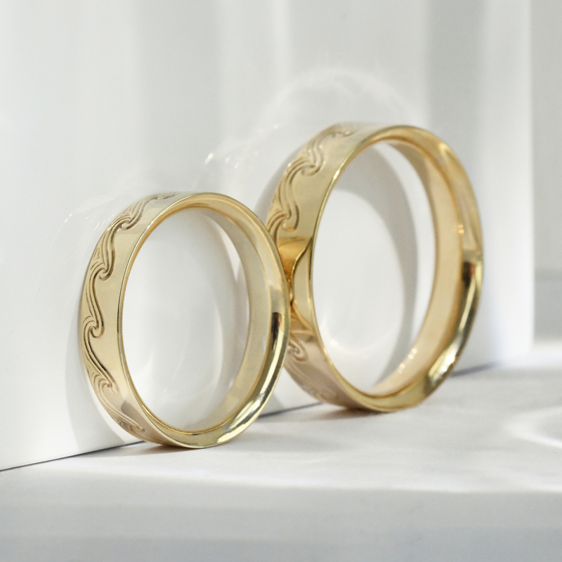 Snubní prsteny s ruční rytinou vln Carlin 117970