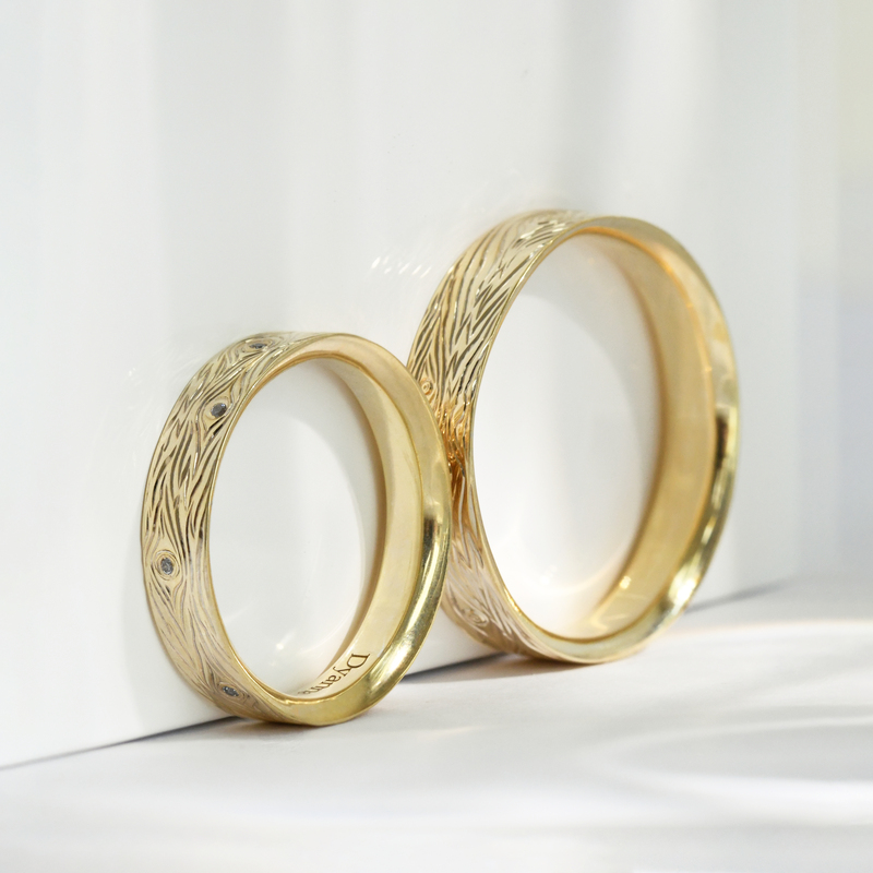 Snubní prsteny s ruční rytinou motivu dřeva a diamanty Dyanna 117990