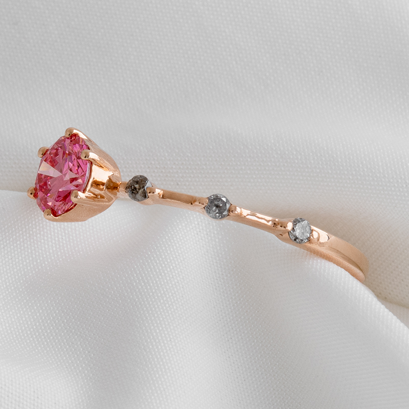 Prsten s růžovým lab-grown diamantem a postranními salt and pepper diamanty Imelda 121210