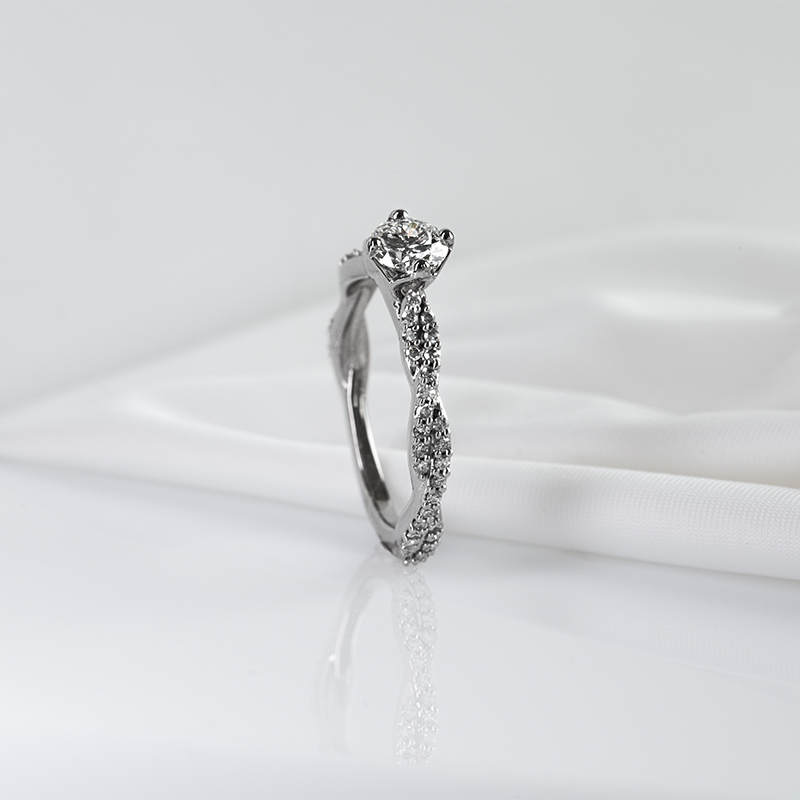 Proplétaný zásnubní prsten s moissanitem a lab-grown diamanty Minna 121920