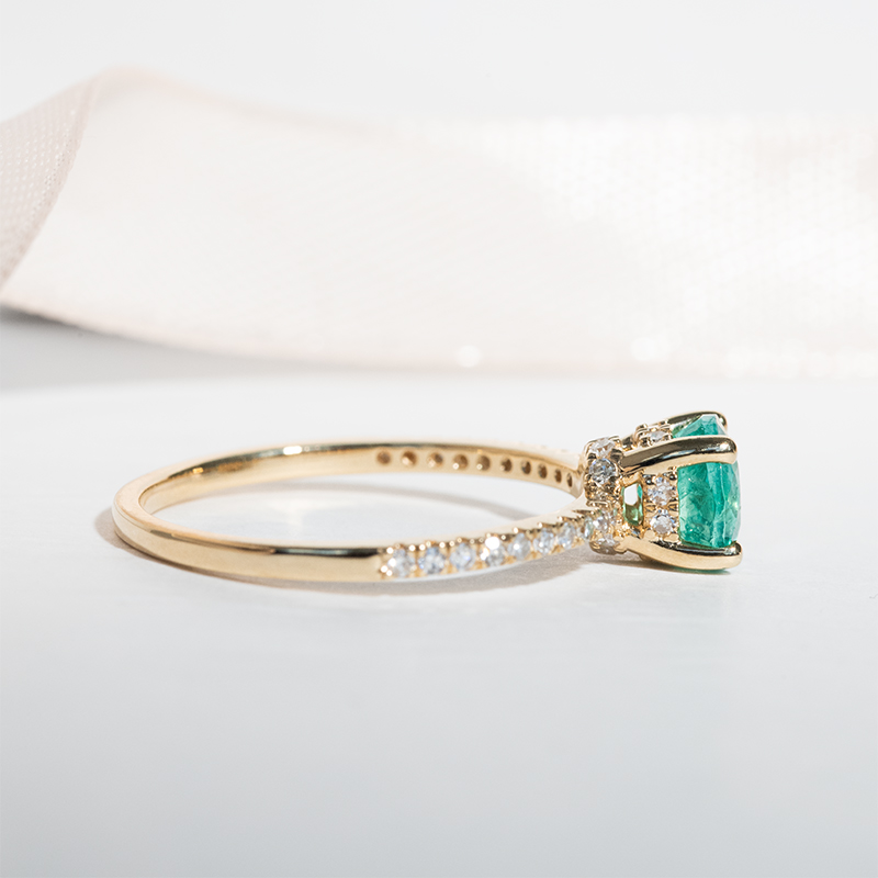 Zlatý prsten se smaragdem a diamanty Prisha 123150