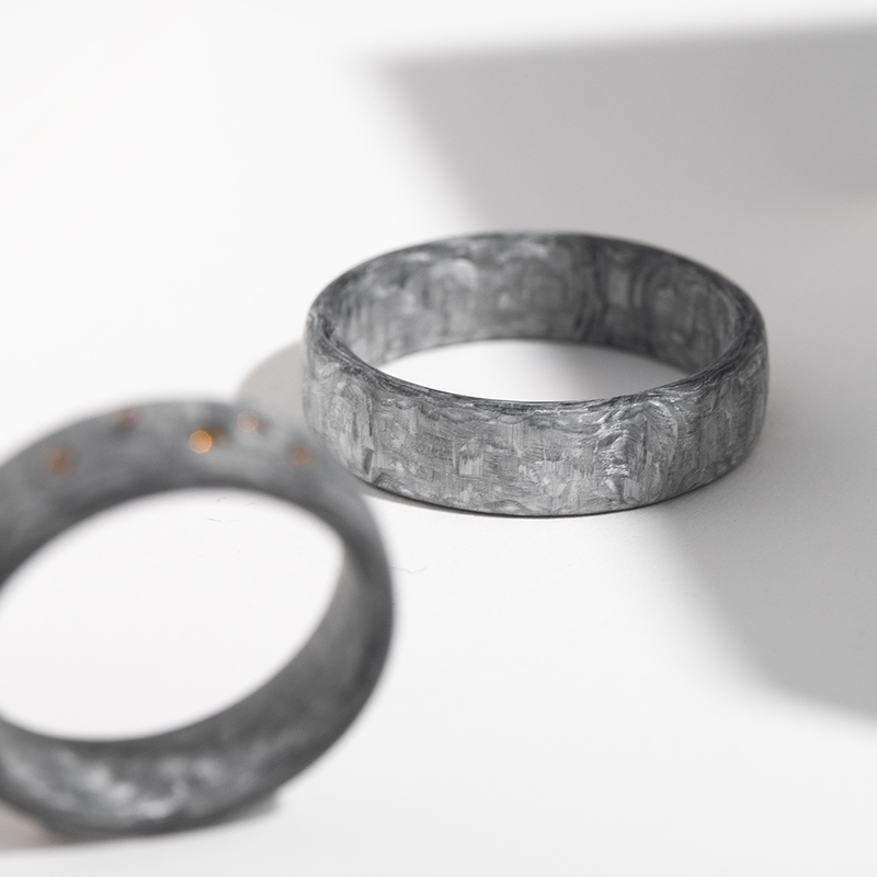 Mírně zaoblené snubní prsteny z karbonu s koňakovými diamanty Parri 124220