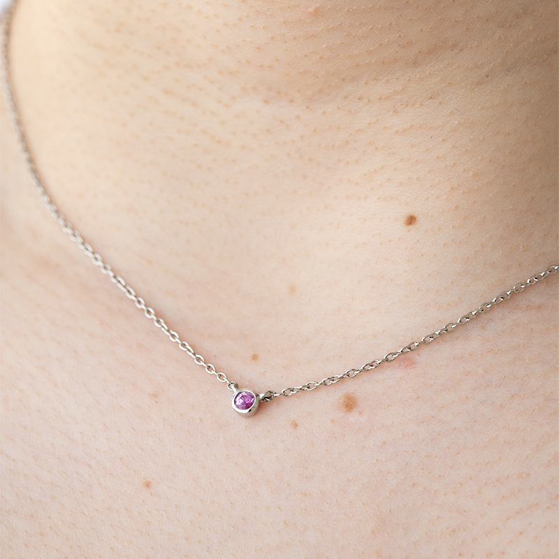 Stříbrný minimalistický náhrdelník s růžovým safírem Glosie 125150