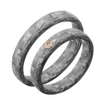 Mírně zaoblené snubní prsteny z karbonu s diamantem Petrus