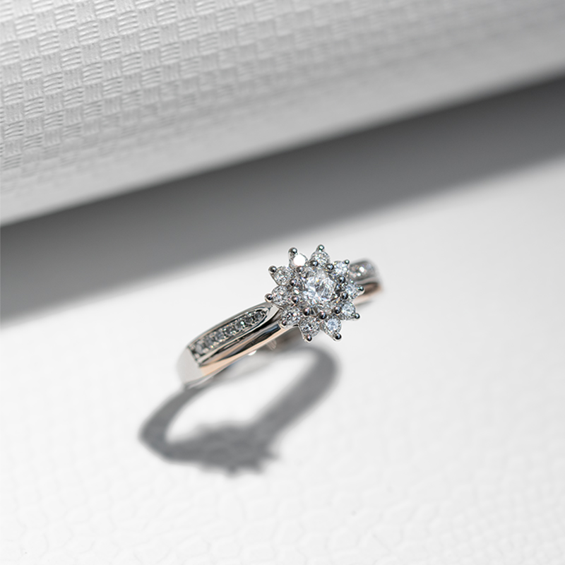 Zásnubní prsten s diamanty ve tvaru květiny Evander 125370