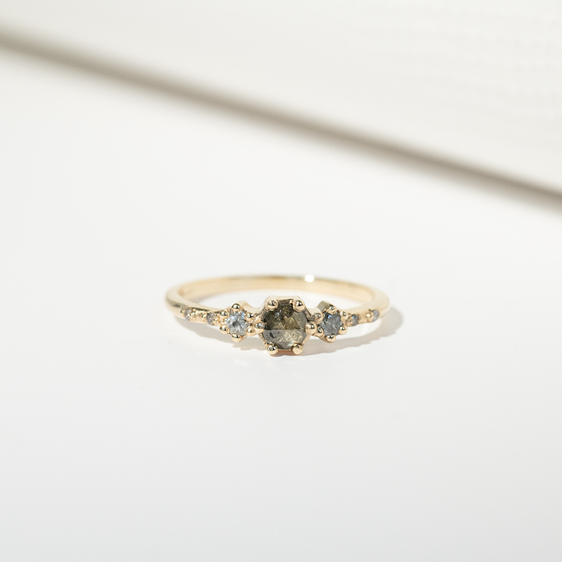Zásnubní prsten se salt and pepper diamanty Willa 129690