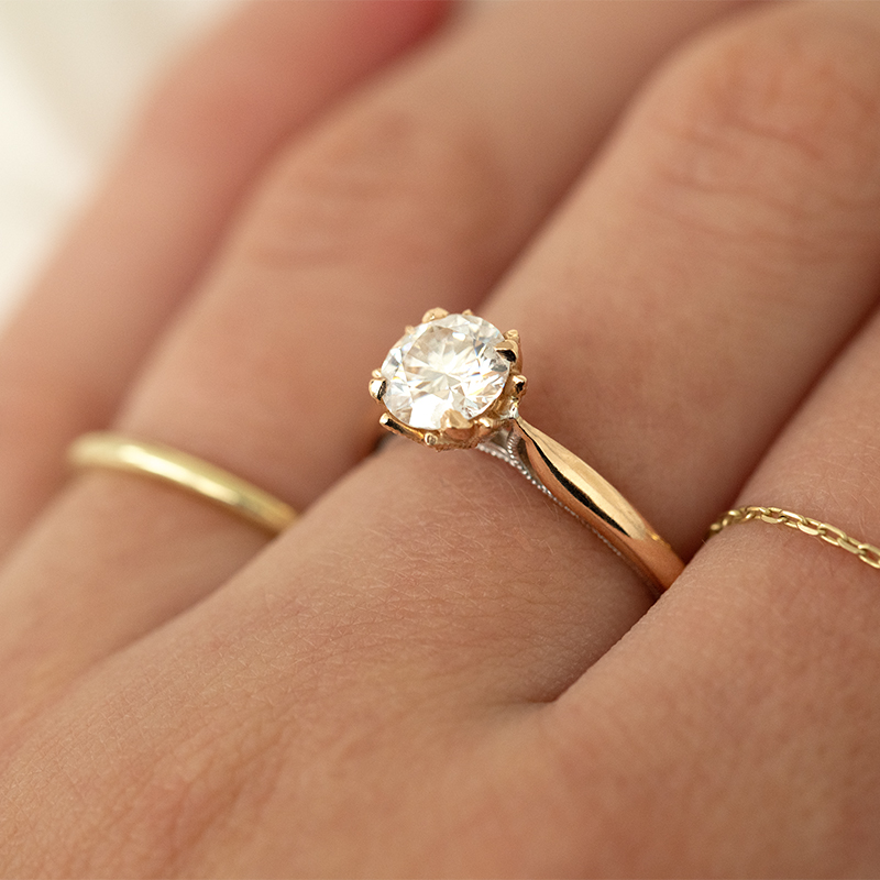 Zásnubní prsten s moissanitem a lab-grown diamanty Libby 131010