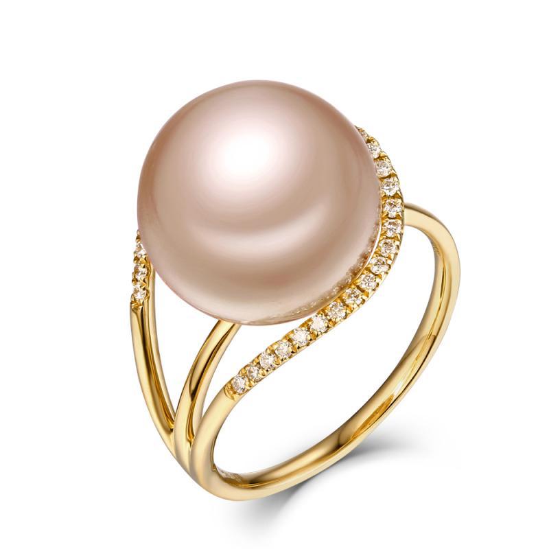 Zlatý prsten s broskvovou perlou a diamanty