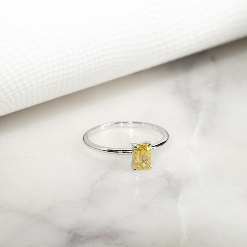 Zlatý prsten se žlutým emerald salt and pepper diamantem Olson 132100
