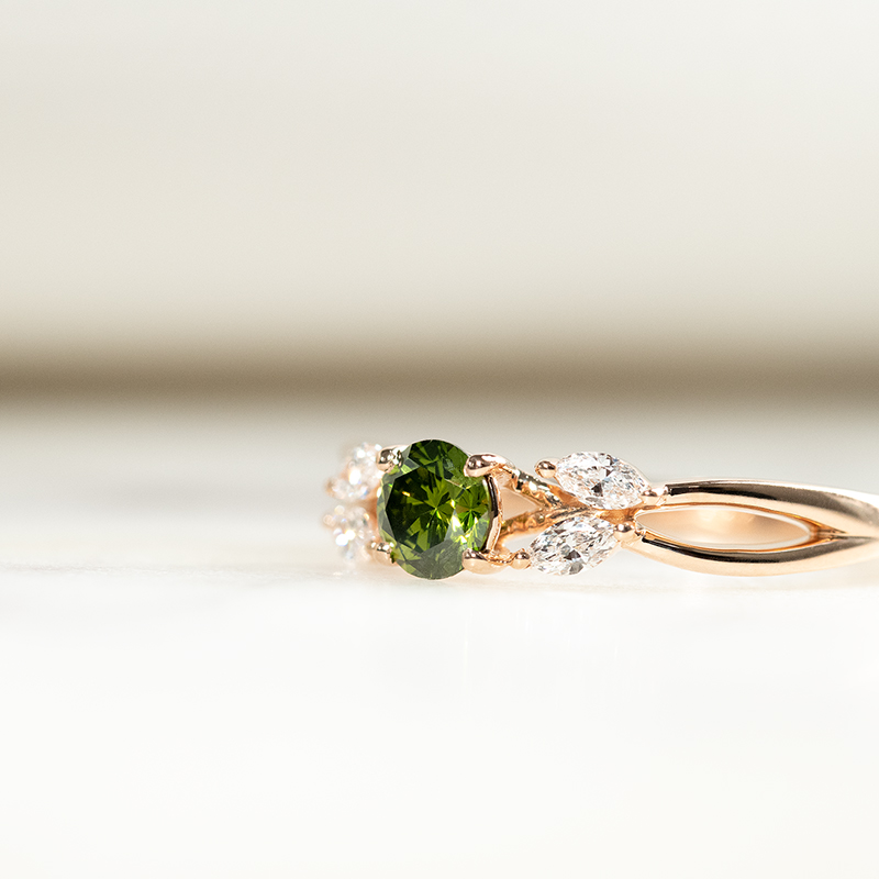 Zásnubní prsten se zeleným diamantem a marquise lab-grown diamanty Halym 132420