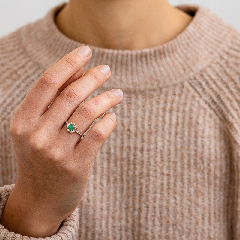 Halo prsten se smaragdem a lab-grown diamanty Kerau 133250