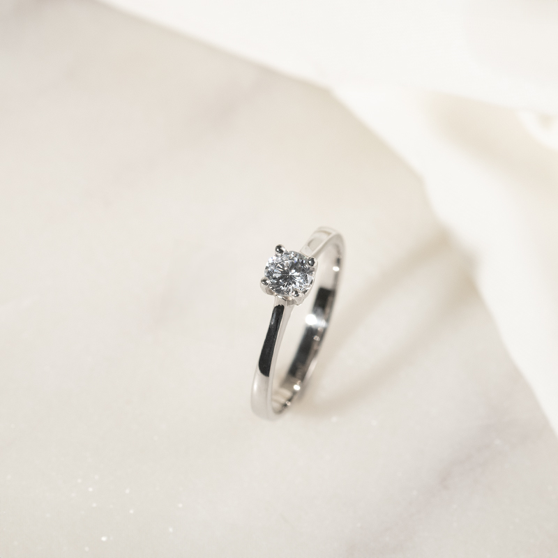 Zásnubní prsten se srdíčkem a diamantem Lenal 135700
