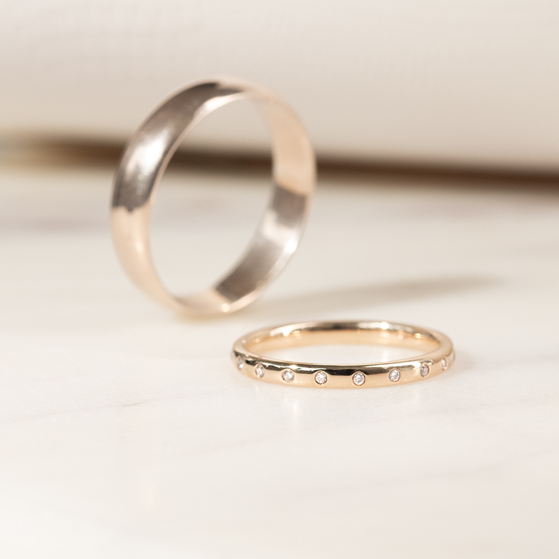 Zlatý eternity snubní prsten s diamanty a komfortní pánský Miomi 136180