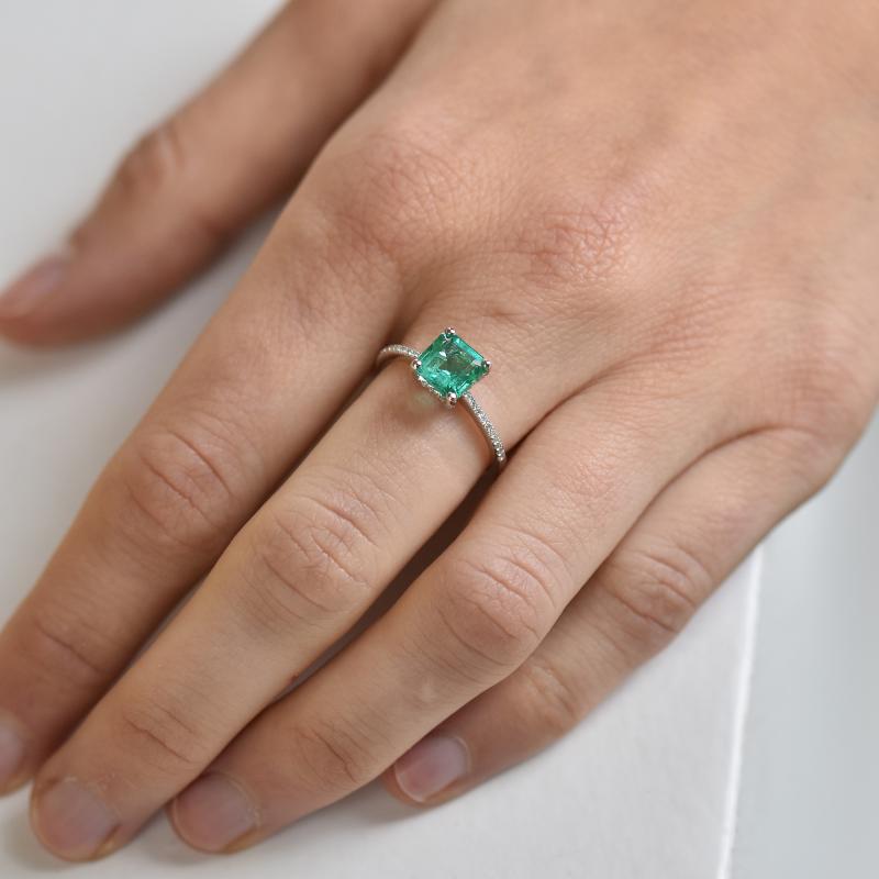 Zásnubní prsten se smaragdem 18650