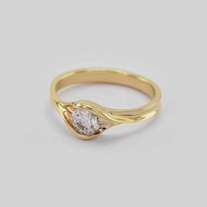 Zlatý moissanitový prsten 22000