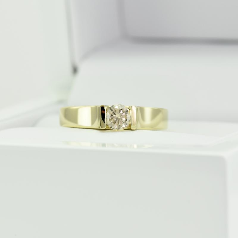 Zlatý zásnubný moissanitový prsteň 22160