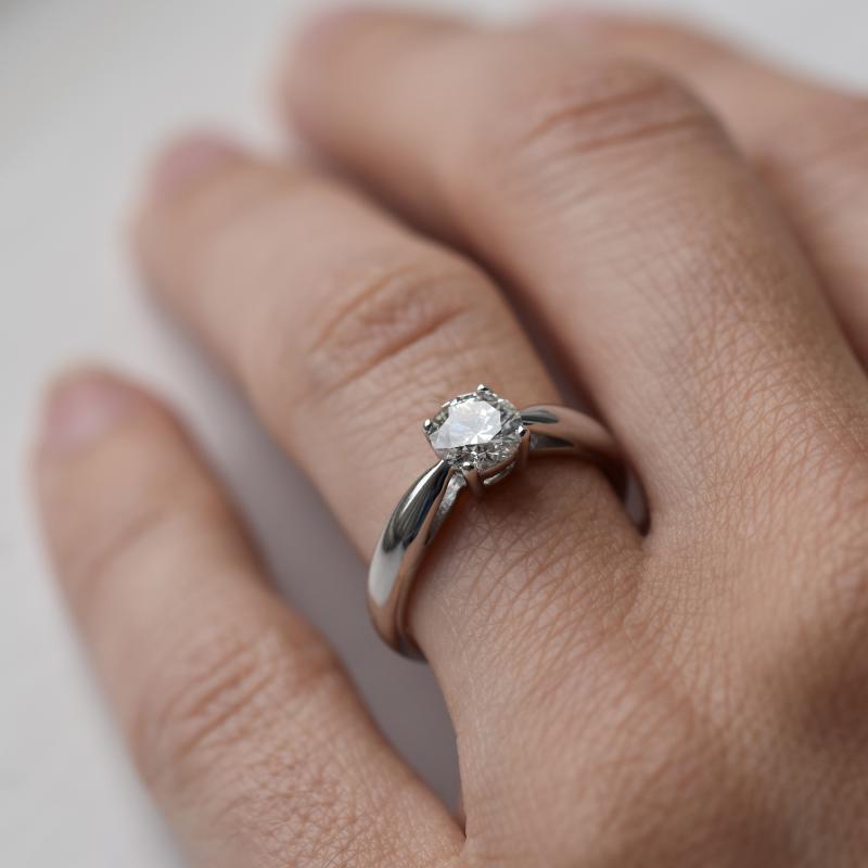 Zásnubní platinový prsten s diamantem