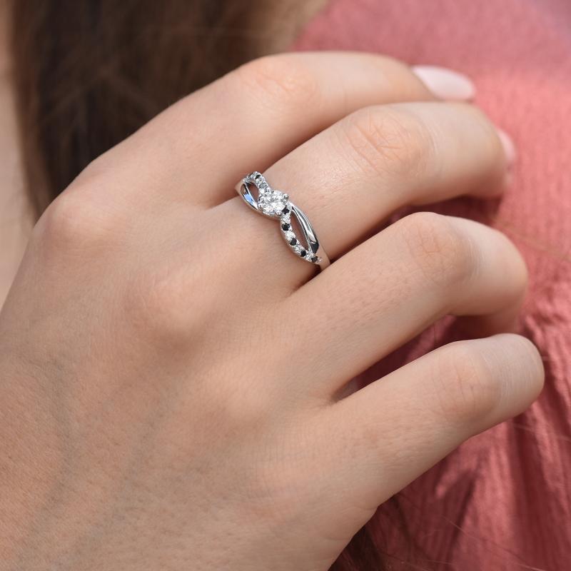 Zásnubní prsten s bílými a černými diamanty 24240