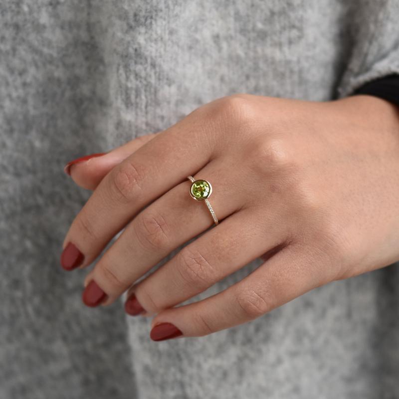 Zářivý zlatý prsten s olivínem