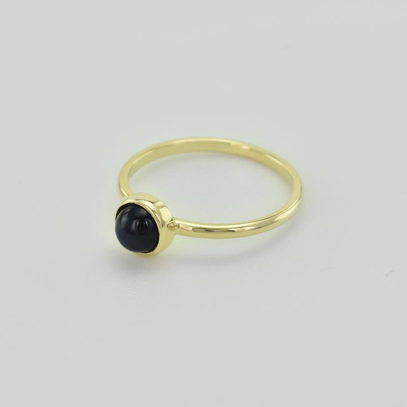 Zlatý prsten s tmavě modrým safírem 34120