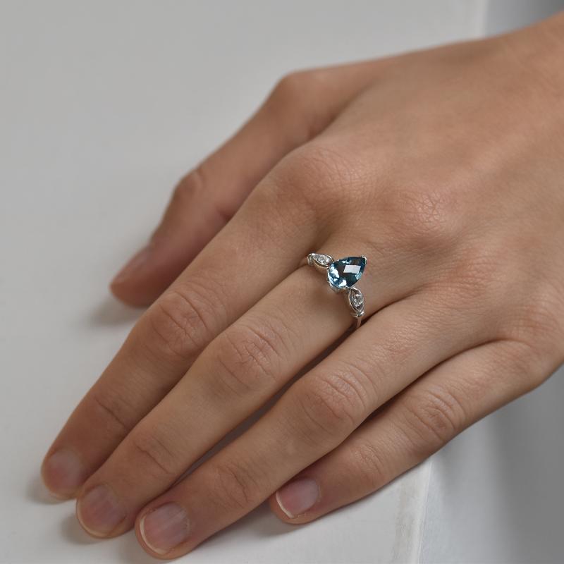 Stříbrný prsten s londýnským pear topazem 35900