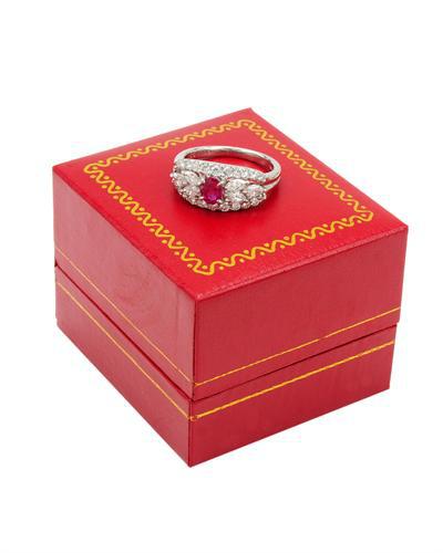Platinový prsten s rubínem a diamanty