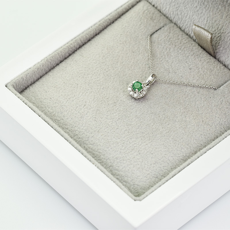 Smaragdový halo náhrdelník s diamanty Florrie 41690