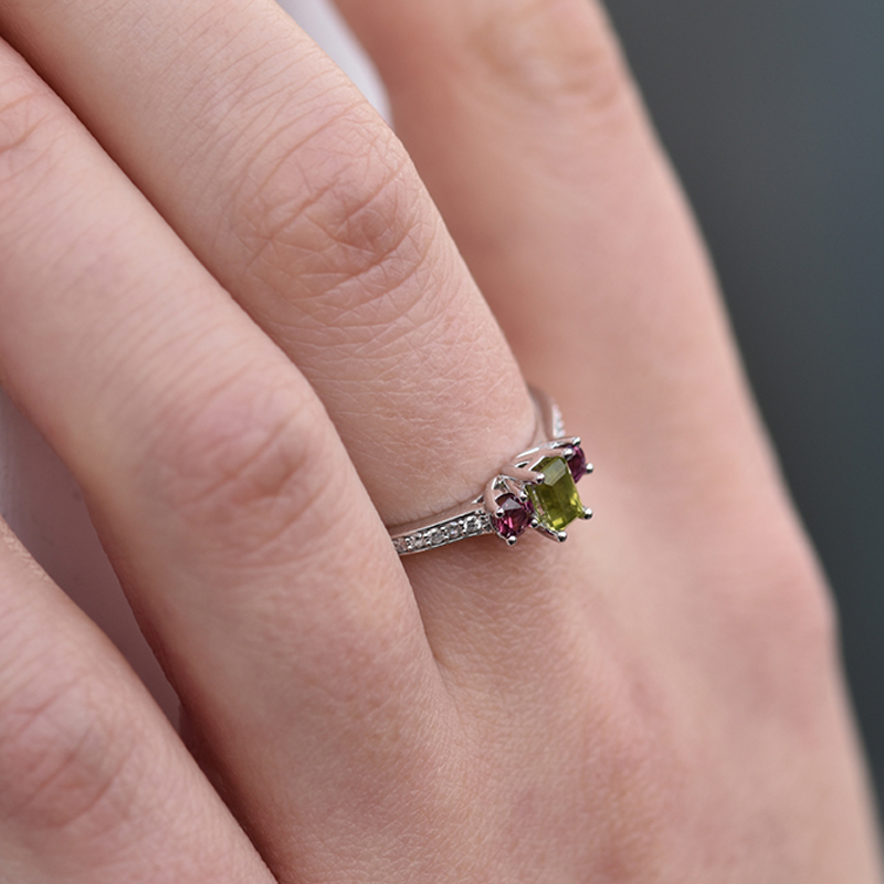 Dámský prsten z bílého zlata s olivínem 42030