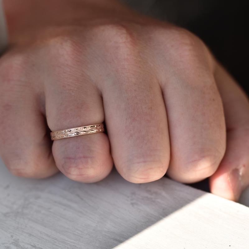 Pánský zlatý snubní vintage prsten s gravírem 45400