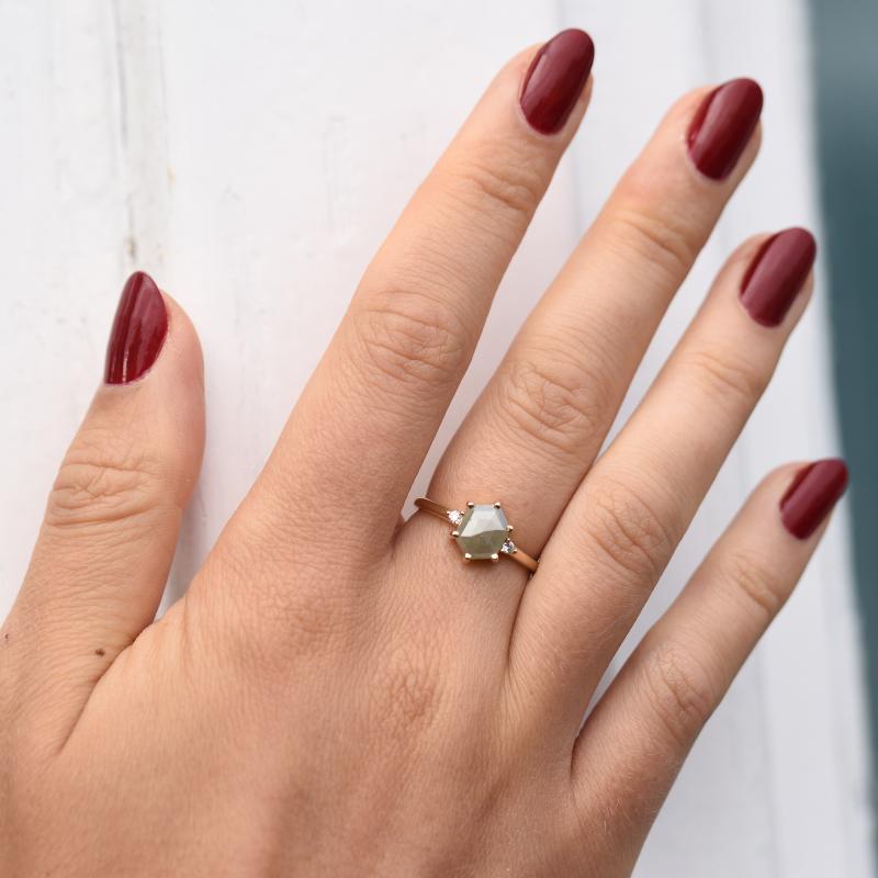 Zlatý prsten s šedým hexagon diamantem a bílými diamanty 47590