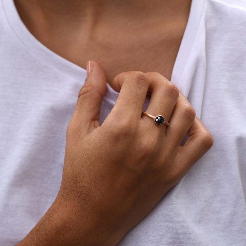 Zlatý prsten s routovým černým diamantem