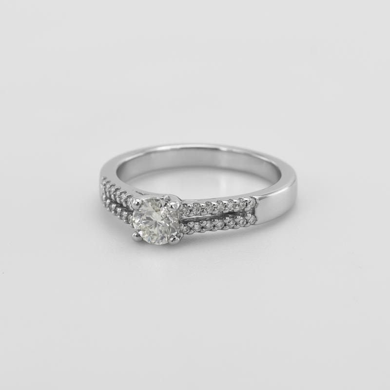 Platinový diamantový zásnubní prsten 
