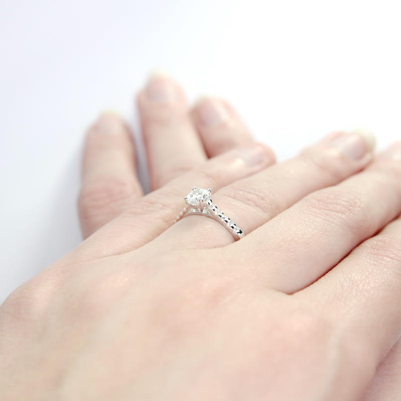Zlatý prsten s diamanty na ruke Kiah 5210