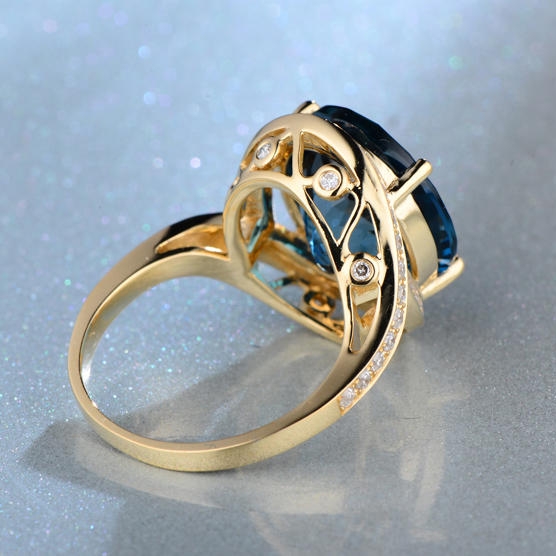 Zlatý prsten s topazem 5680