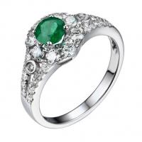 Zlatý prsten se smaragdem vykládaný diamanty Edria
