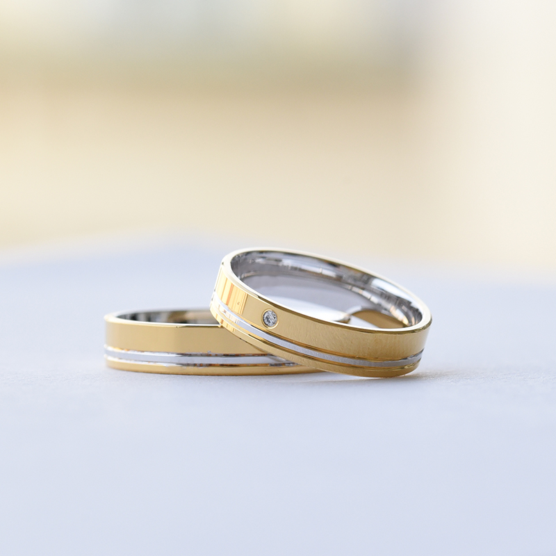 Dvoubarevné snubní prsteny s pruhem a diamantem 61490